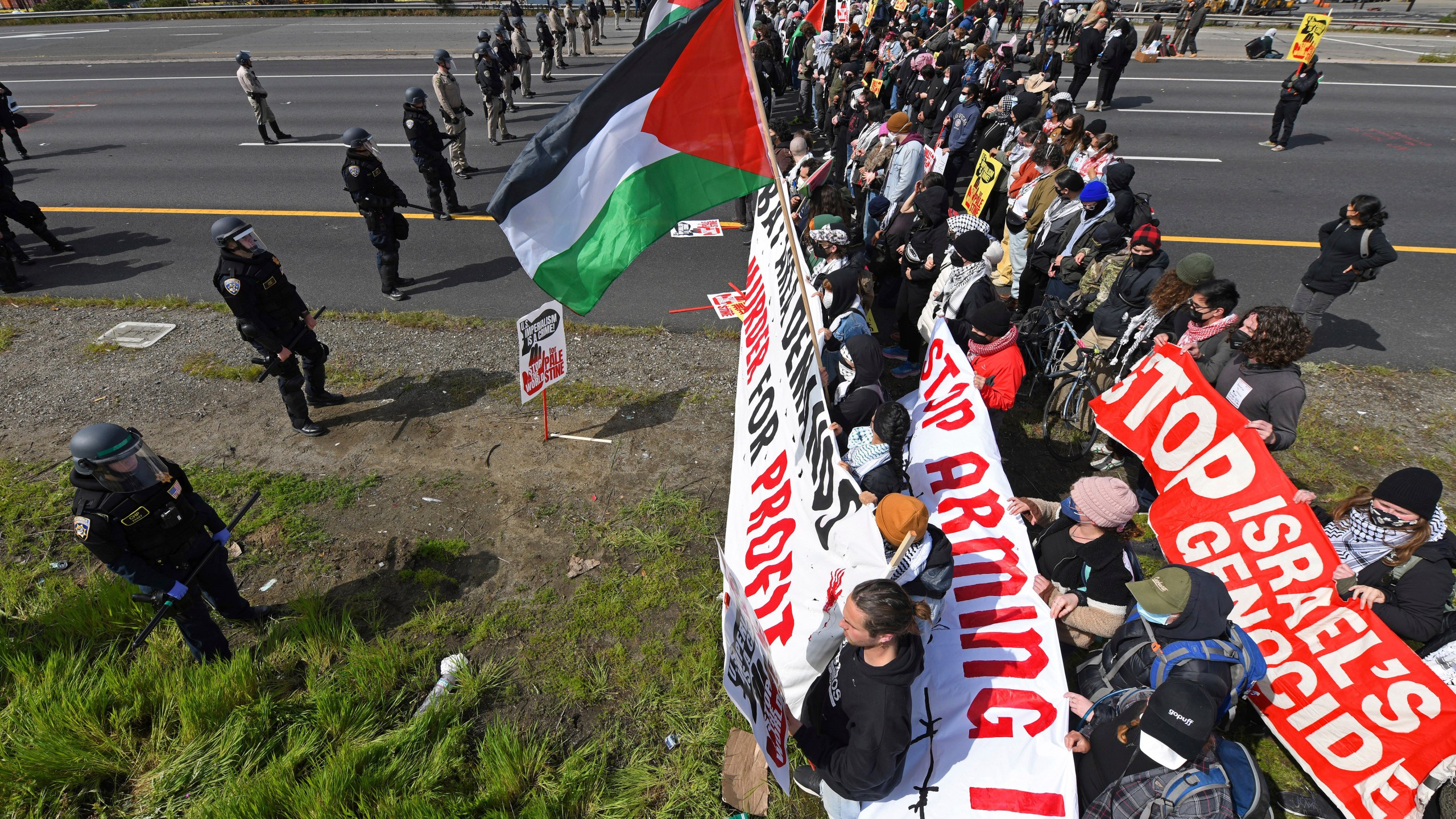 Protesters oppose to the war in Gaza block southbound Interstate 880 in Oakland, Calif., Monday, April 15, 2024. (Jose Carlos Fajardo/Bay Area News Group)